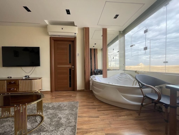 Suite – deluxe, byutsikt | Spiseområde på rommet