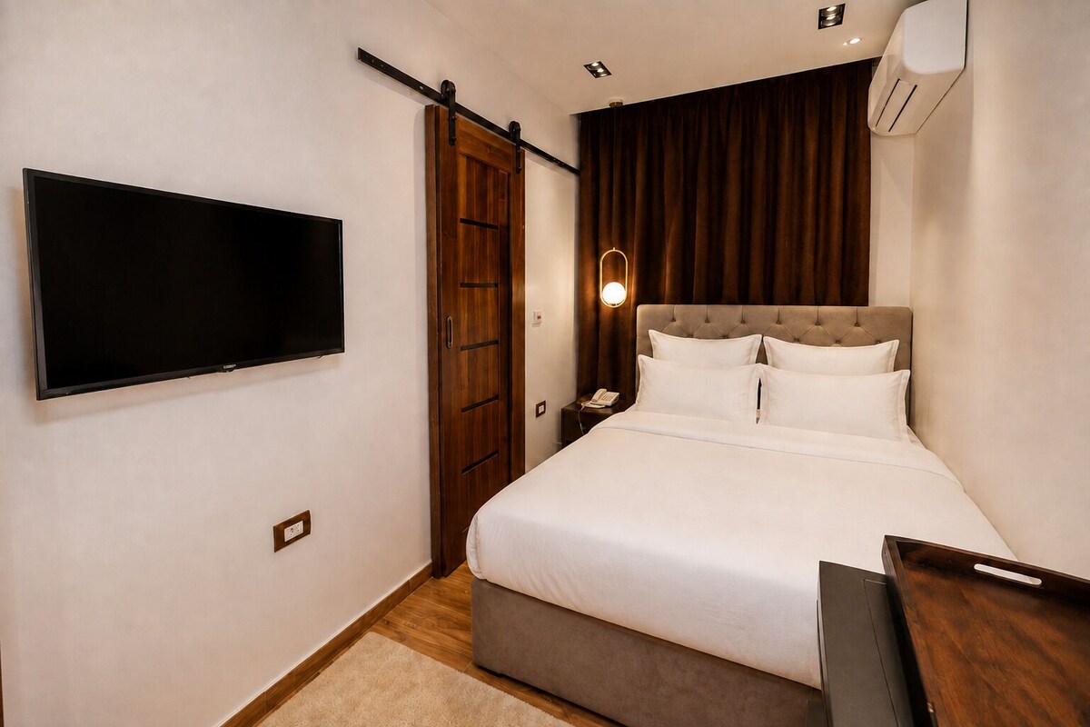 Hypo-allergenic bedding available, minibar, in-room safe, soundproofing