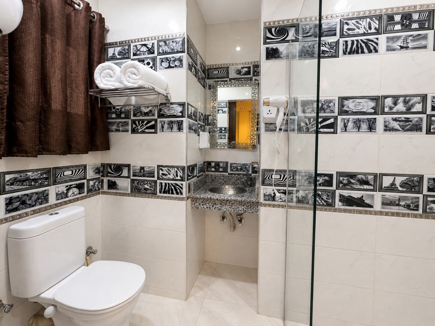 Photo - White Pyramids inn 