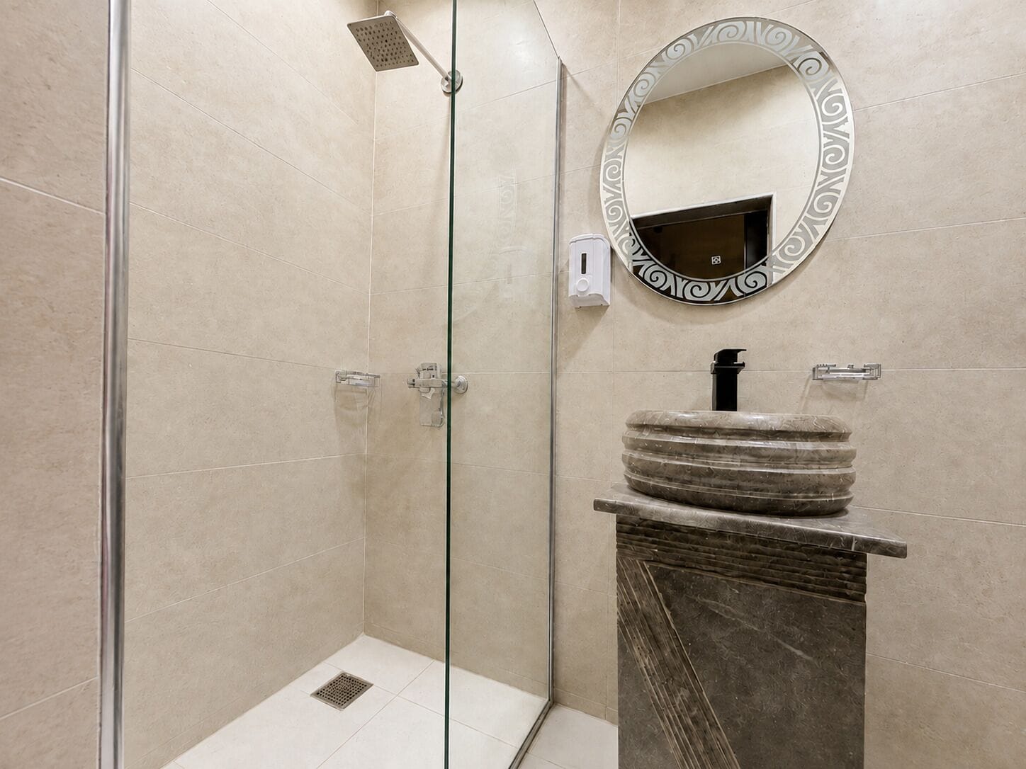 Photo - White Pyramids inn 