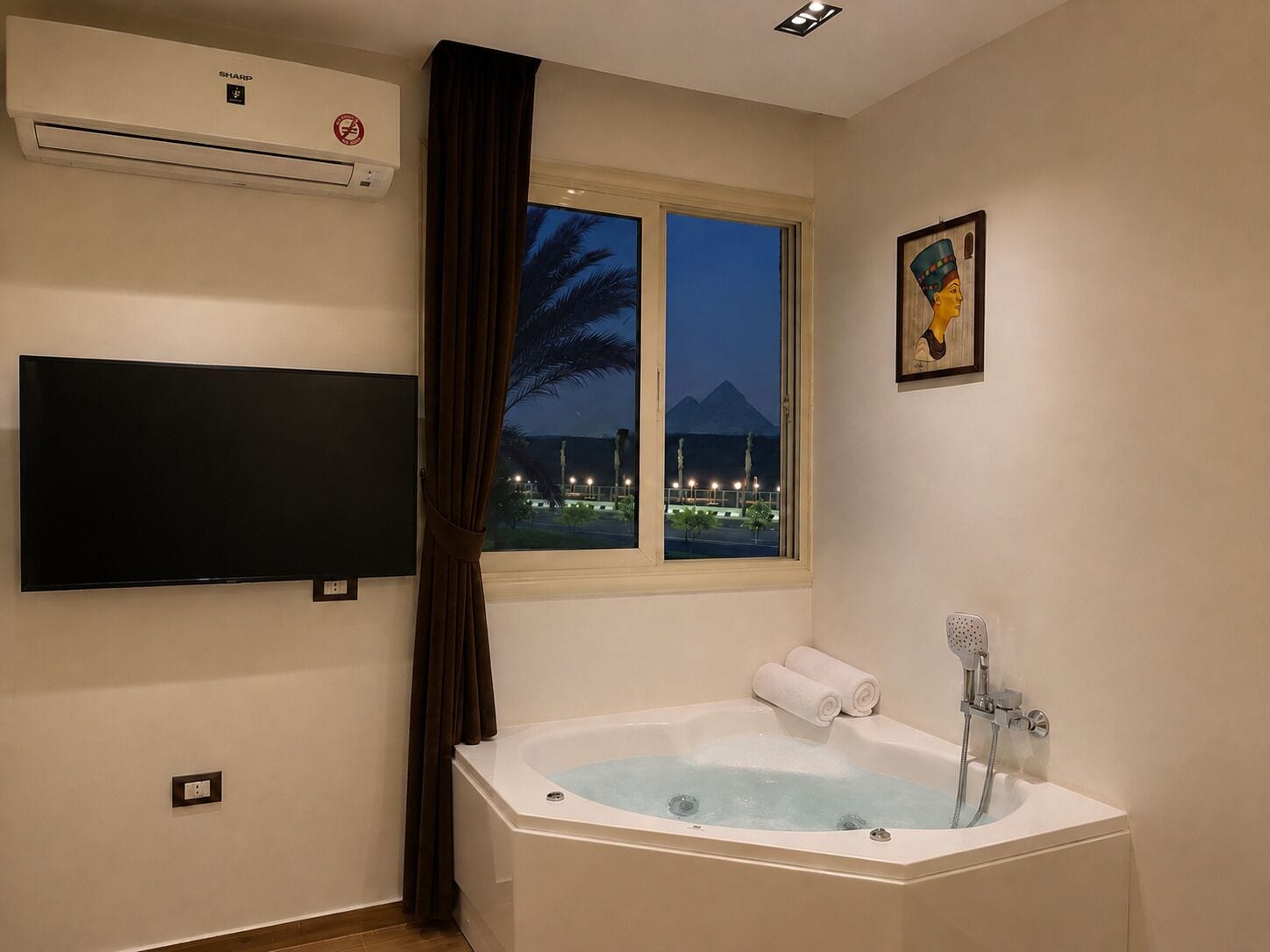 Photo - White Pyramids inn 