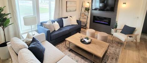 Una Smart TV, una chimenea