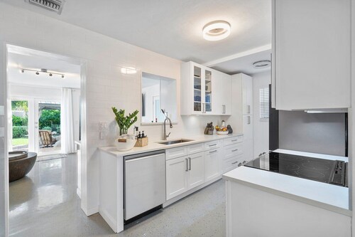 Gorgeous Beach Cottage walk to everything! 