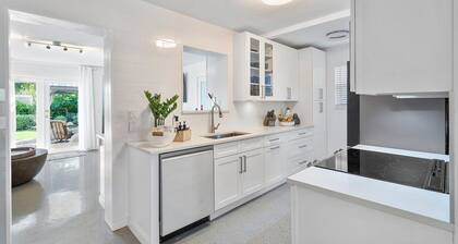 Gorgeous Beach Cottage walk to everything!