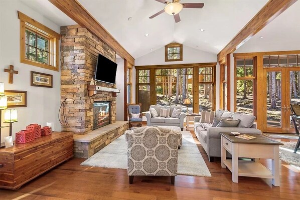 スマートテレビ、暖炉、テレビゲーム、書庫