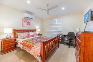 3 bedrooms, desk, iron/ironing board, free WiFi - AirCon House Near Westfield North Lakes 

 (North Lakes)