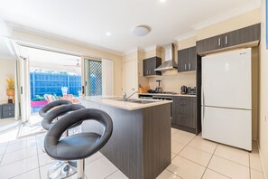 Fridge, microwave, oven, stovetop - AirCon House Near Westfield North Lakes 

 (North Lakes)