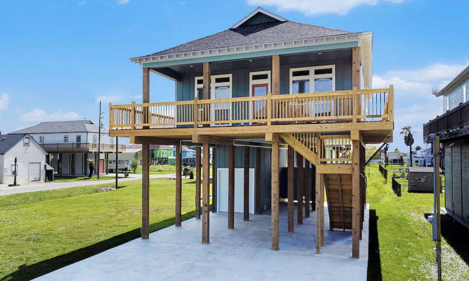 BLUE CRAB CABANA- Super Cute, Pet Friendly, Spacious, Beachside Home