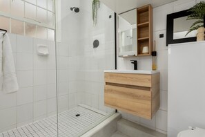 Dusche, Haartrockner, Handtücher, Seife