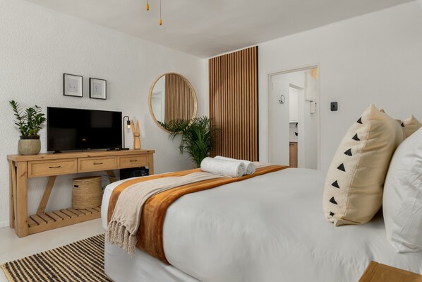 1 bedroom, iron/ironing board, Internet, bed sheets - Modern Greenpoint Studio , Wifi , Netflix (Cape Town)