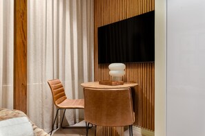 Dining - Style and Sophistication l Apartment in 16 on Bree (Cape Town)