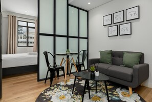 Interior - Studio with Lion's Head View , Cape Town CBD (Cape Town)