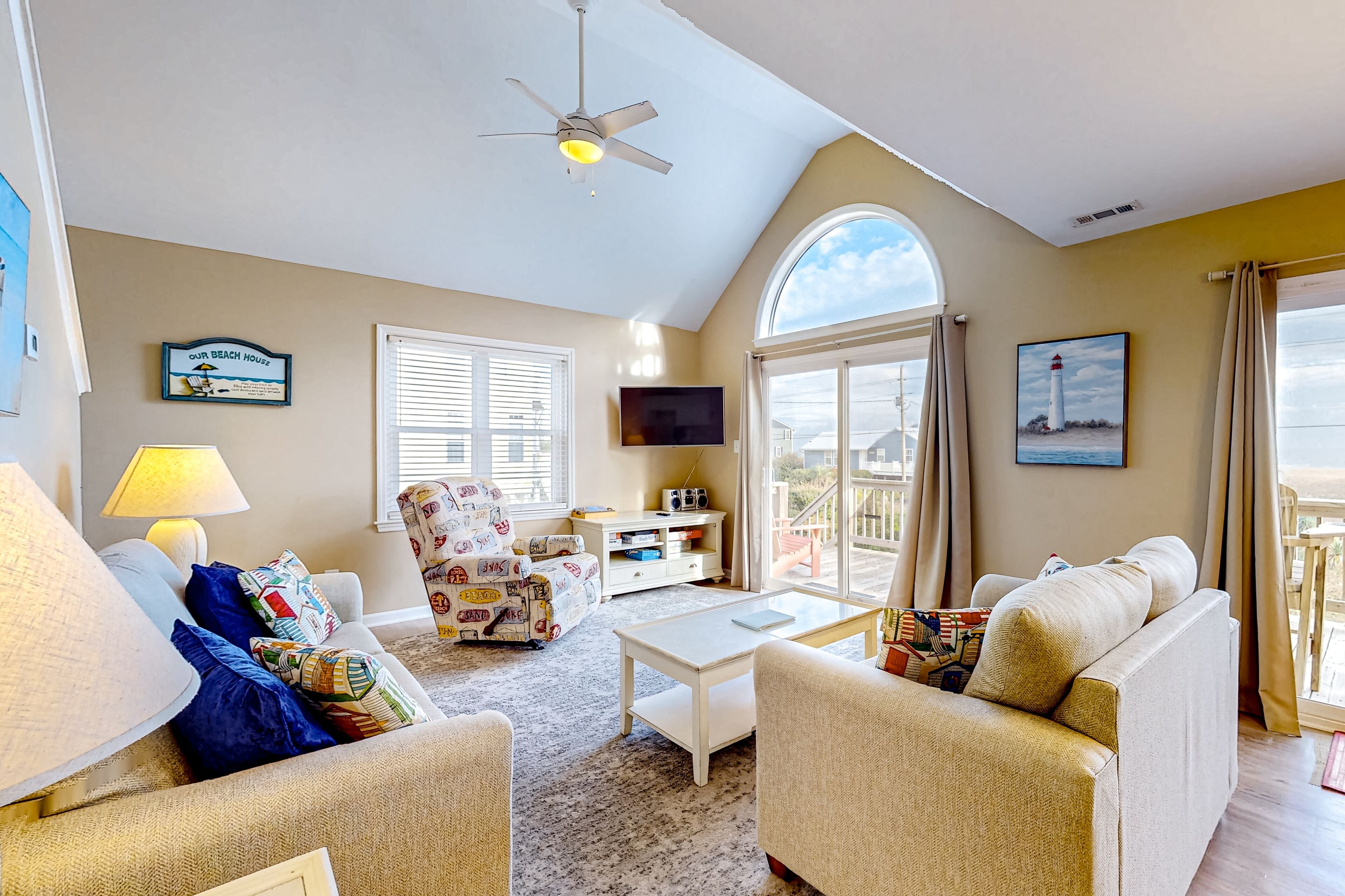 Charming dog-friendly beach escape with balcony views & W/D - steps to the shore