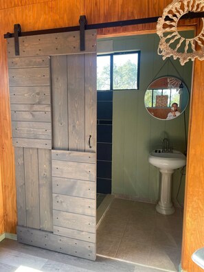 Shower, towels, soap, shampoo - Lux Glamping Stargazing EnSuite walk/bike to downtwn, wineries, food, and shops. (Dripping Springs)