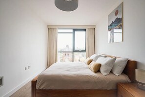 3 slaapkamers, een bureau, een strijkplank/strijkijzer, reisbedje