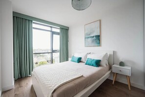 3 quartos, escrivaninha, ferros/tábuas de passar roupa, berço de viagem