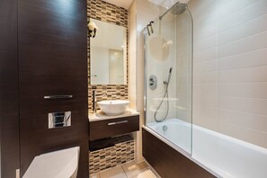 Een douche, een haardroger, handdoeken