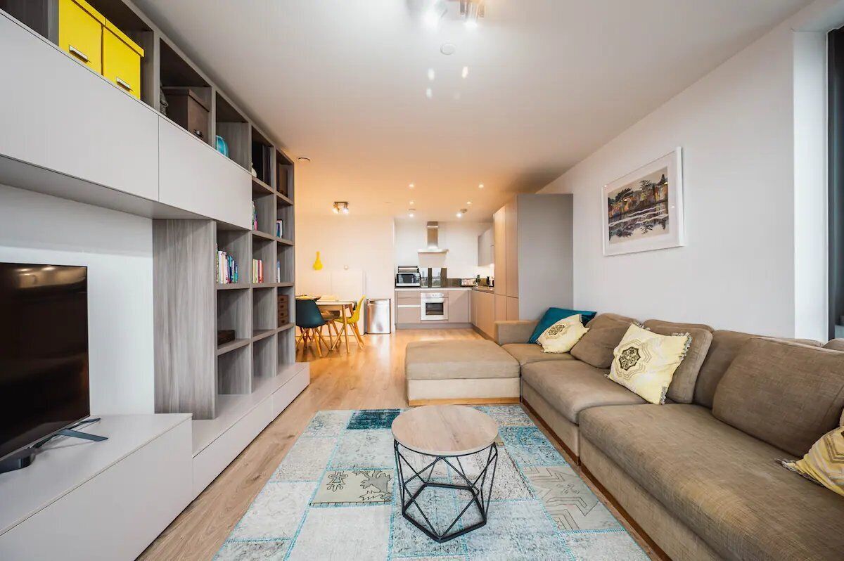 Een televisie en boeken