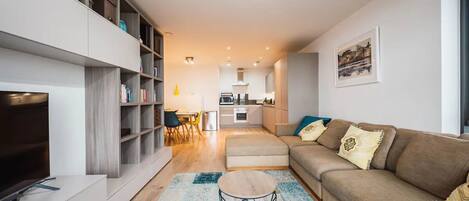 Een televisie en boeken