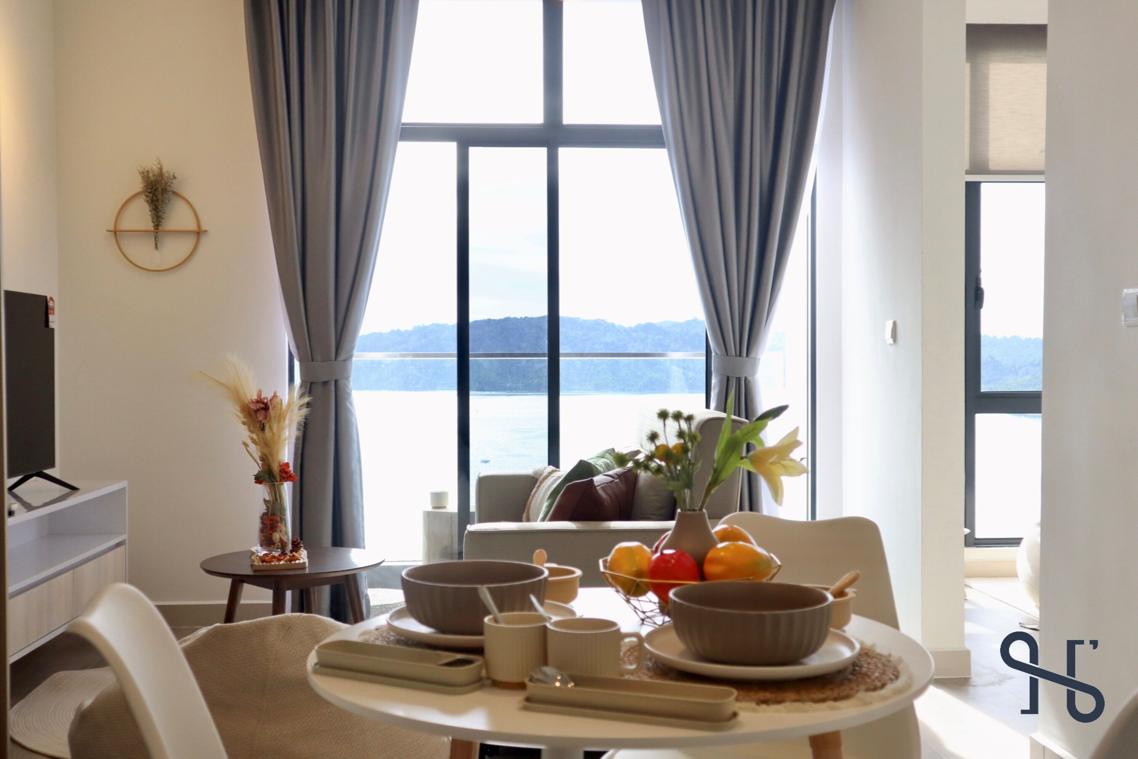 高级套房, 海景 | 起居区 | 32-英寸LED 电视（配备数码频道）、Netflix、流媒体服务