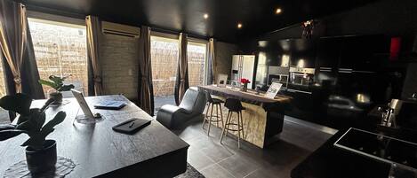 Een koelkast, een microgolfoven, een oven, een kookplaat