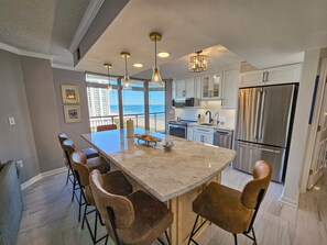 Kylskåp, mikrovågsugn, ugn och spishäll