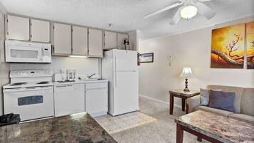 Kjøleskap, mikrobølgeovn, ovn og kokeplater