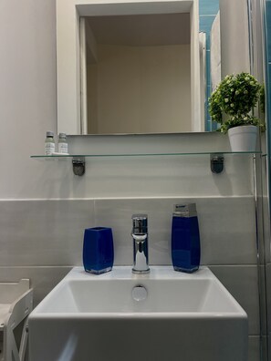 Hair dryer, towels, soap, shampoo - Cozy little apartment in the center of Naples (Napoli)