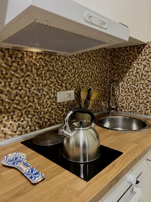 Fridge, oven, stovetop, coffee/tea maker - Cozy little apartment in the center of Naples (Napoli)