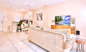 Smart TV - Tranquil family-sized townhome, minutes from Disney parks! (Kissimmee)