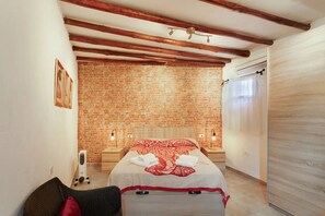 2 quartos, ferros/tábuas de passar roupa, berço de viagem