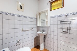 Dusche, Haartrockner, Handtücher, Shampoo