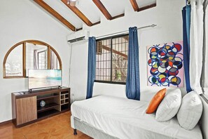 1 bedroom, travel crib, WiFi, bed sheets - Studio | Beach Club & Infinity Pool Access (Tamarindo)