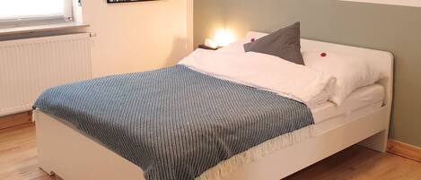 1 غرفة نوم ومكتب ومكواة/لوح كي وسرير سفر