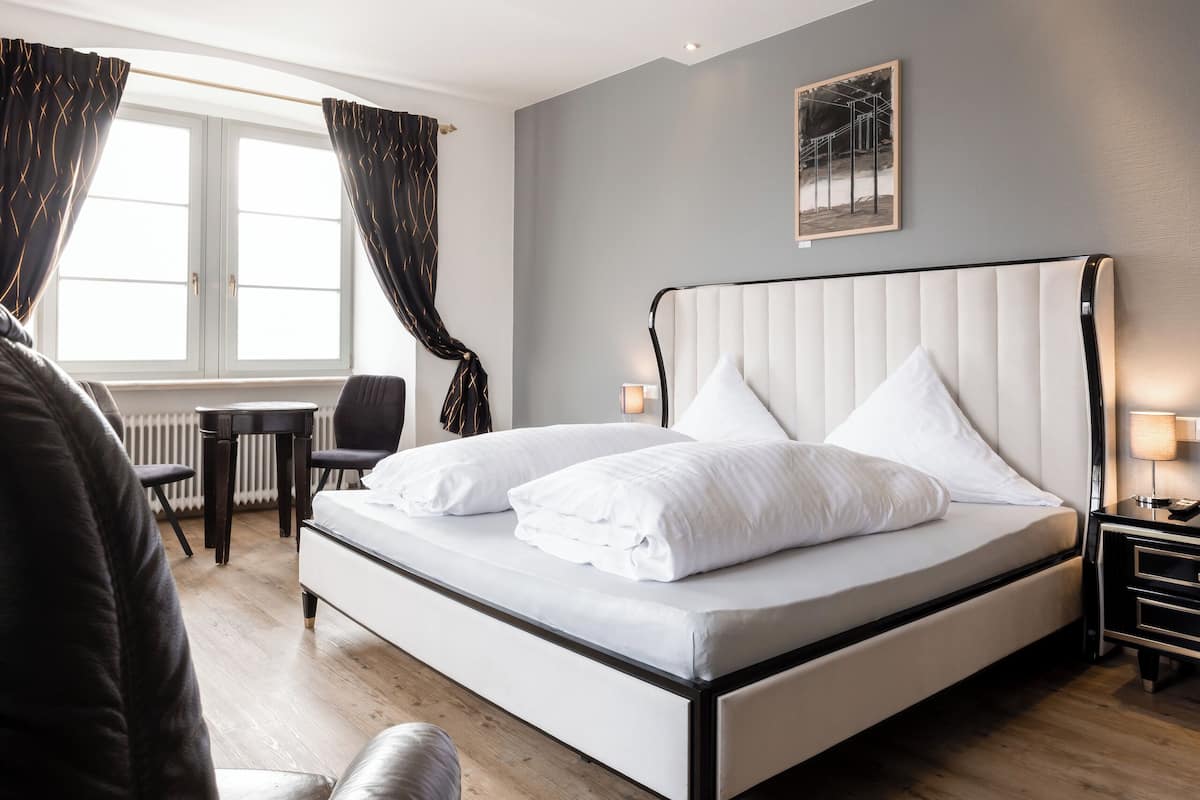 Ein modernes Schlafzimmer mit einem großen Bett, einem Schreibtisch und einem Stuhl.