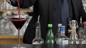 A bartender pouring a drink into a martini glass. - Eventlocation & Hotel Schloss Neuburg (Obrigheim)