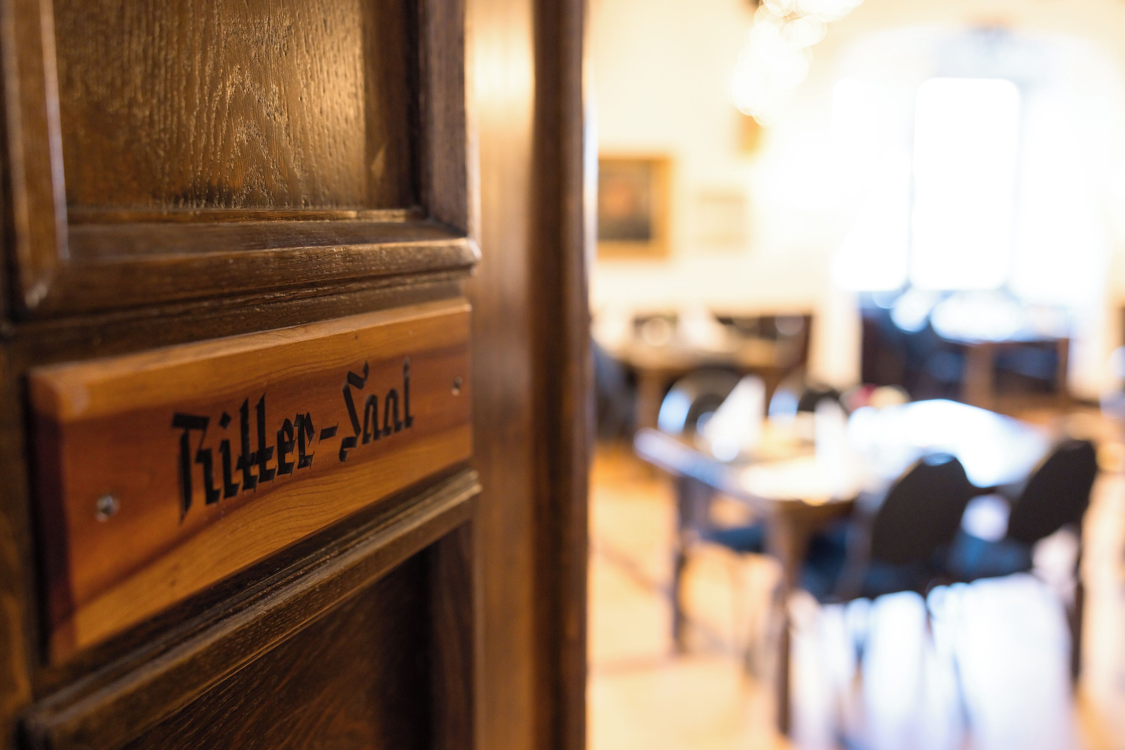 Una puerta de madera con una placa que dice "Tiller-Saal".
