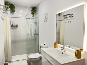 淋浴设施、吹风机、毛巾、肥皂