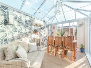 Interior - A fabulous seaside retreat, ideal for couples, friends, or small families. (Hayling Island)