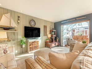TV - A fabulous seaside retreat, ideal for couples, friends, or small families. (Hayling Island)