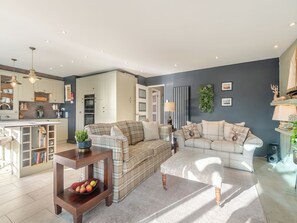TV - A fabulous seaside retreat, ideal for couples, friends, or small families. (Hayling Island)