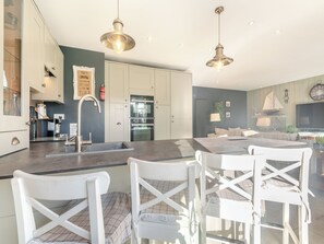 Dishwasher, high chair - A fabulous seaside retreat, ideal for couples, friends, or small families. (Hayling Island)
