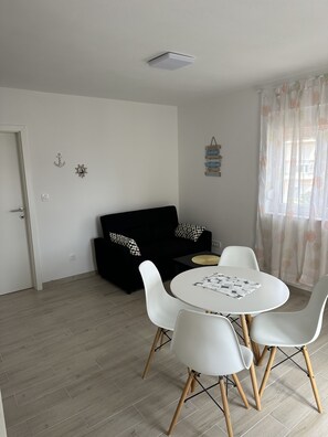 Dining - Bella Casa Srima Smart (Srima)