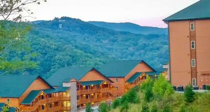 Jewel of the Smoky Mountains, Intimate and minutes from downtown Gatlinburg.