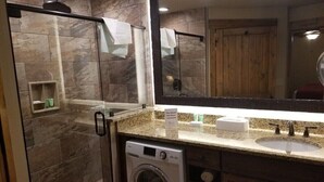 Ducha, secador de pelo, toallas, jabón