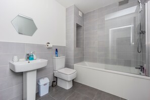Apartment, 1 Queen Bed | Bathroom | Combined shower/tub, deep soaking tub, towels - Impeccable 1-bed Apartment in Manchester (Manchester)