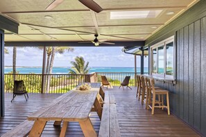Outdoor dining - North Shore Getaway Beachfront Estate (Kahuku)