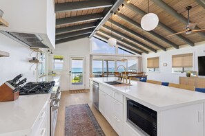 Fridge, microwave, oven, stovetop - North Shore Getaway Beachfront Estate (Kahuku)