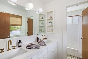 Shower, towels - North Shore Getaway Beachfront Estate (Kahuku)