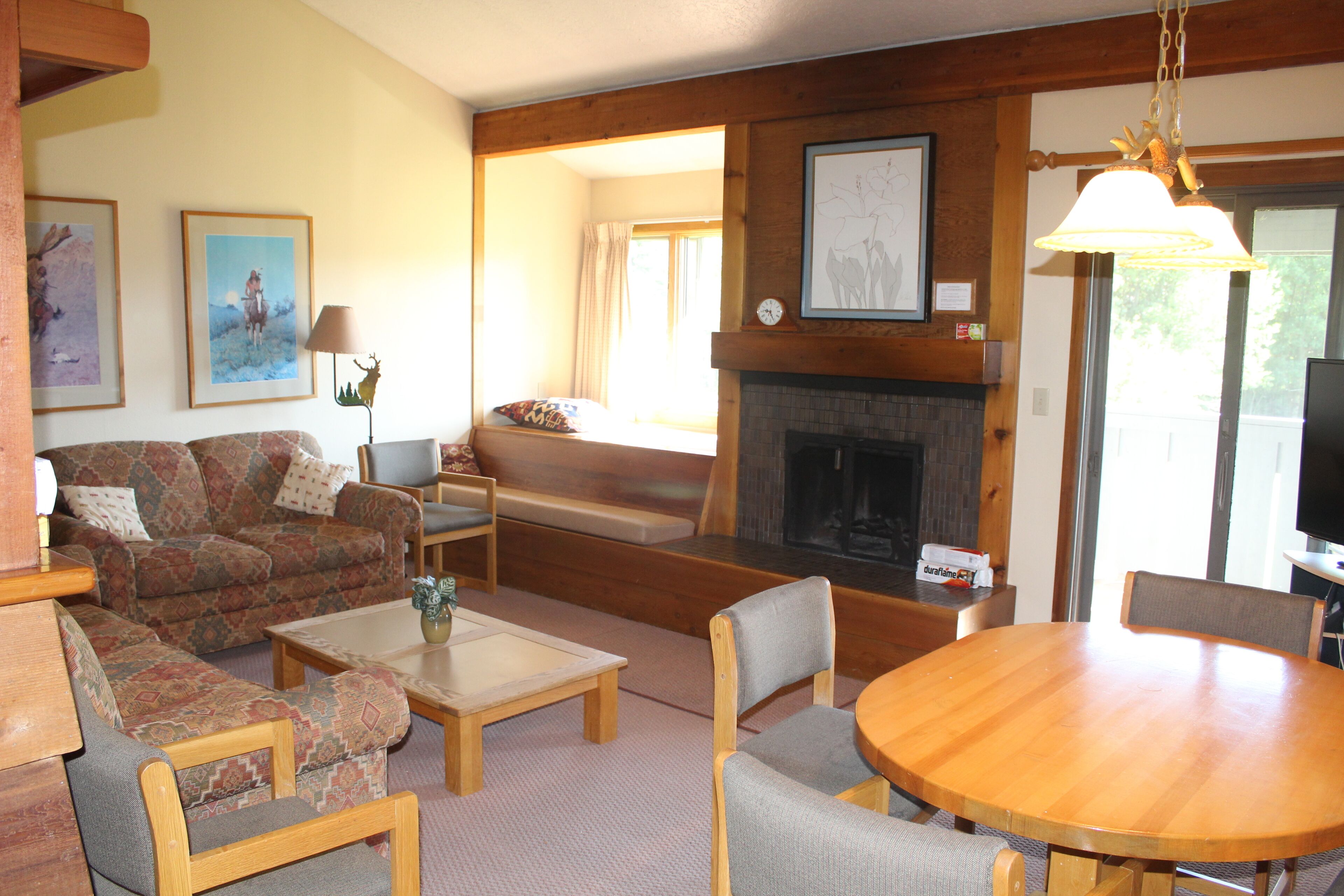 Televisión y chimenea 